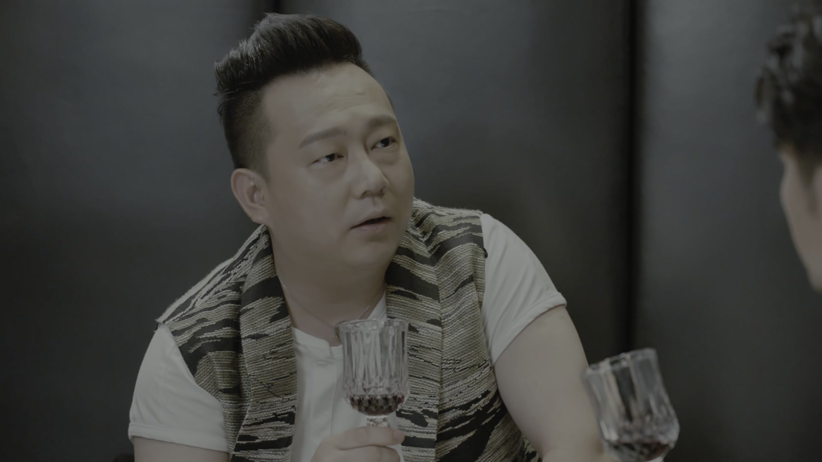 [115][大陆][2021][爱在星空下][贾乃亮/陈意涵/陈小纭][46集全][国语中字][4K高码 HDR/mp4/共238G][无台标无水印/H265]